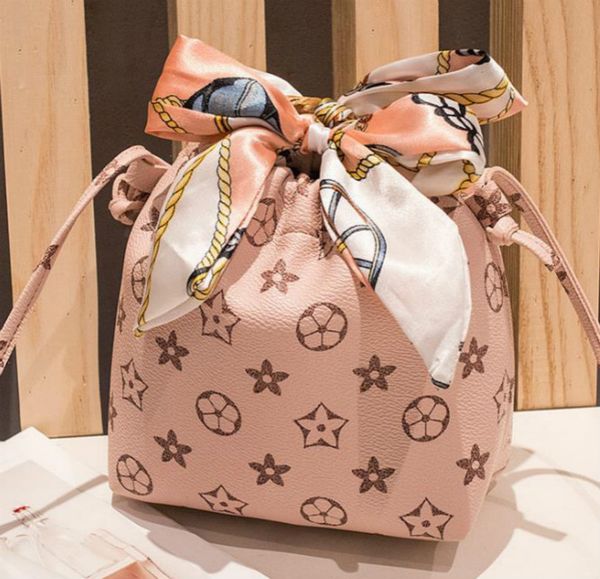 Designer Shoulder Bag Hand Printed Silk Scarf Ladies Storage Bag 2020 New Bucket Leather Drop Shipping
Designer Shoulder Bag Hand Printed Silk Scarf Ladies Storage Bag 2020 New Bucket Leather Drop Shipping