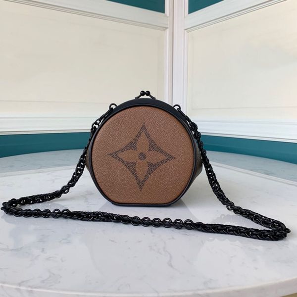 the new lady's diagonal pocket bag 7a high-end custom quality fashion style black gold metal accessories with long shoulder strap
the new lady's diagonal pocket bag 7a high-end custom quality fashion style black gold metal accessories with long shoulder strap
