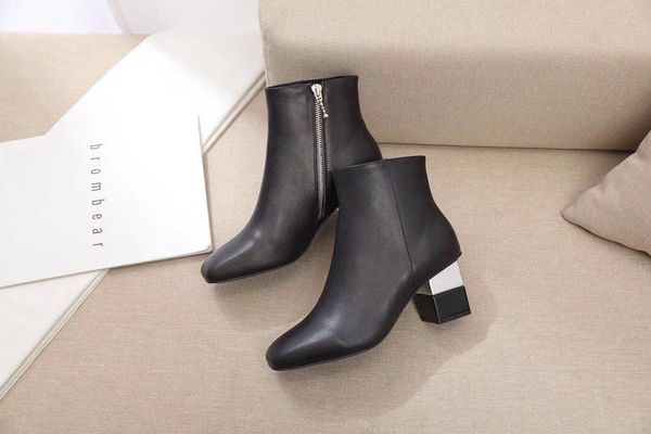 2020j high-end custom fashion ladies wild short boots winter thick with martin boots british style new single boots, size: 36-40
2020j high-end custom fashion ladies wild short boots winter thick with martin boots british style new single boots, size: 36-40