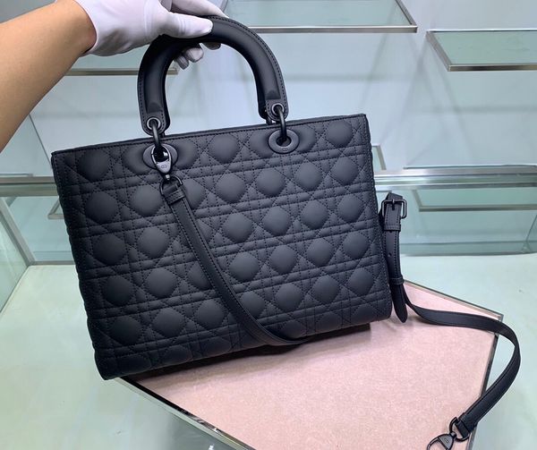 the most high-end quality of the new lady's handbag 8a boutique custom fashion ladies accessories with shoulder strap
the most high-end quality of the new lady's handbag 8a boutique custom fashion ladies accessories with shoulder strap