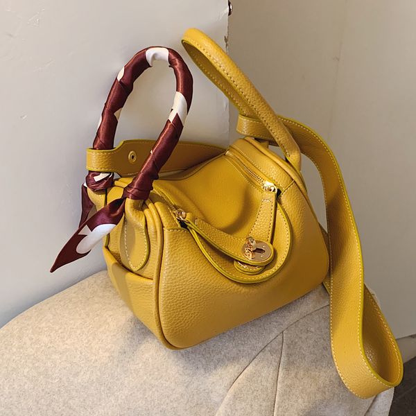 elegant female tote bucket bag 2020 fashion new pu leather women's designer handbag travel shoulder messenger bag
elegant female tote bucket bag 2020 fashion new pu leather women's designer handbag travel shoulder messenger bag