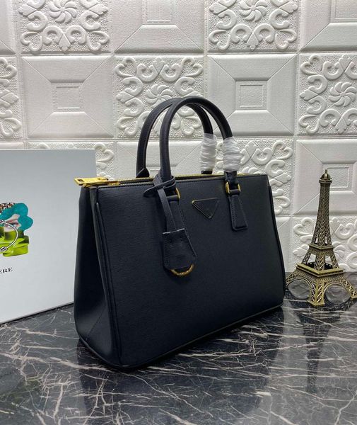 2020 luxury handbag designer shoulder bag fashion luxury diagonal luxury handbag leisure shopping bag large capacity leather material
2020 luxury handbag designer shoulder bag fashion luxury diagonal luxury handbag leisure shopping bag large capacity leather material