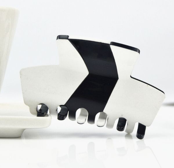 1pc new causal plastic bicolor black and white small hair claw leopard print hair claw clip clamp plastic ld1003, Golden;silver
1pc new causal plastic bicolor black and white small hair claw leopard print hair claw clip clamp plastic ld1003, Golden;silver