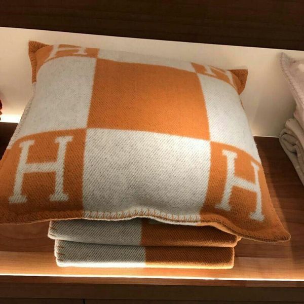 new arrive h letter cushion cover pillowcase cushion for knitted plaid europe pillow case sofa bed decoration 45*45 cm
new arrive h letter cushion cover pillowcase cushion for knitted plaid europe pillow case sofa bed decoration 45*45 cm