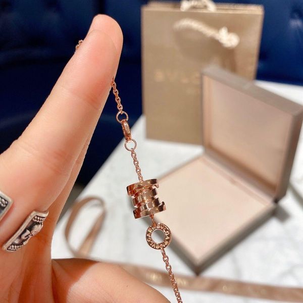 simple and elegant exquisite cute little daisy flower bracelet female link 925 silver heart pendant wholesale with box 03, Golden
simple and elegant exquisite cute little daisy flower bracelet female link 925 silver heart pendant wholesale with box 03, Golden