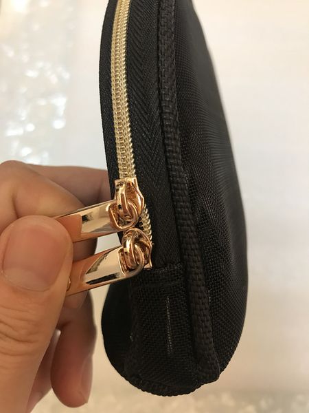 new c mesh fashion elegant zipper bag black gift case cosmetic classic makeup organizer bag toiletry beauty famous vip case xouti
new c mesh fashion elegant zipper bag black gift case cosmetic classic makeup organizer bag toiletry beauty famous vip case xouti