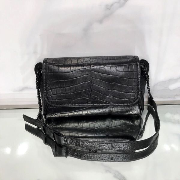 crocodile pattern with black hardware style simple tension using aluminum metal as a negative, hand-wrapped leather sheet
crocodile pattern with black hardware style simple tension using aluminum metal as a negative, hand-wrapped leather sheet