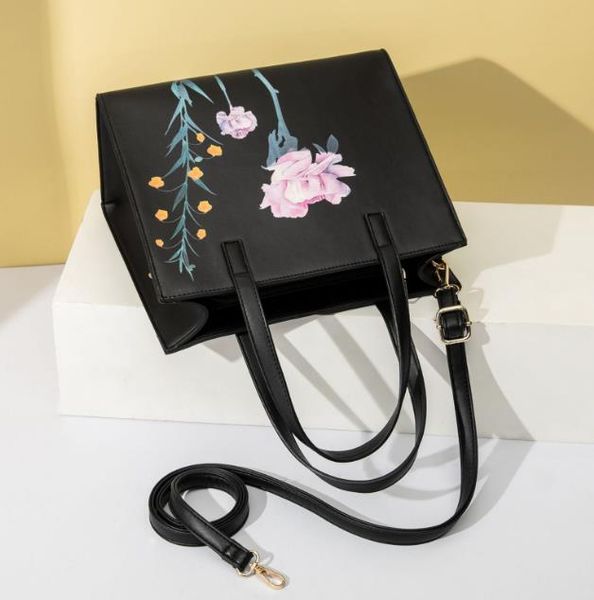 Designer Women's Bag New 2020 Diagonal Shoulder Bag Retro Printed Wild Handbag Free Shipping
Designer Women's Bag New 2020 Diagonal Shoulder Bag Retro Printed Wild Handbag Free Shipping