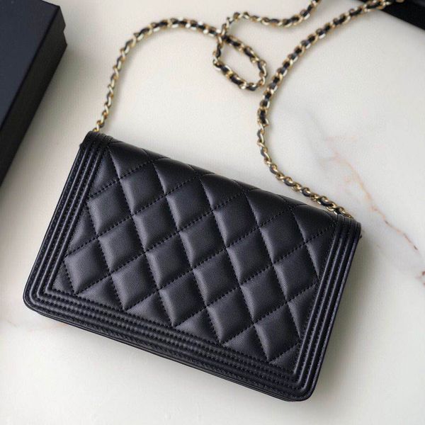 classic, gorgeous and the forefront of temperament, you would not expect the noble sheepskin with original cloth hardware
classic, gorgeous and the forefront of temperament, you would not expect the noble sheepskin with original cloth hardware