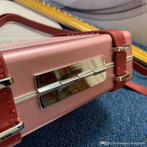 classic letter embossed leather bag 2020 fashion womens crossbody bag new box type womens sac à main
classic letter embossed leather bag 2020 fashion womens crossbody bag new box type womens sac à main