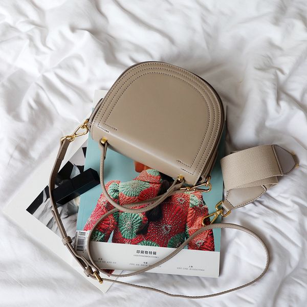 stunning2020 year's fashion wide strap semicircular shoulder slanting niche design genuine women's cowhide saddle bag
stunning2020 year's fashion wide strap semicircular shoulder slanting niche design genuine women's cowhide saddle bag