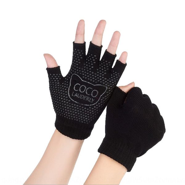yoga anti-slip sweat-absorbing and finger-splitting dance and gloves exercise semi-finger-revealing yoga gloves dance matching, Blue;gray
yoga anti-slip sweat-absorbing and finger-splitting dance and gloves exercise semi-finger-revealing yoga gloves dance matching, Blue;gray