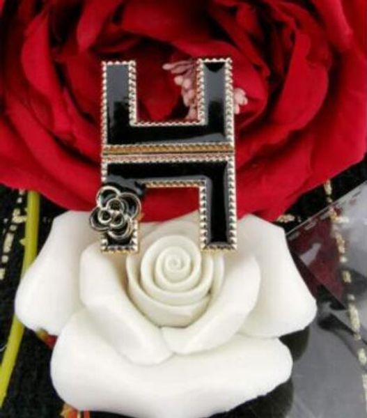 2019 new shelves european and american retro luxury diamond letters brooch female coat coat pin chest flower accessories personalized jewelr, Gray
2019 new shelves european and american retro luxury diamond letters brooch female coat coat pin chest flower accessories personalized jewelr, Gray