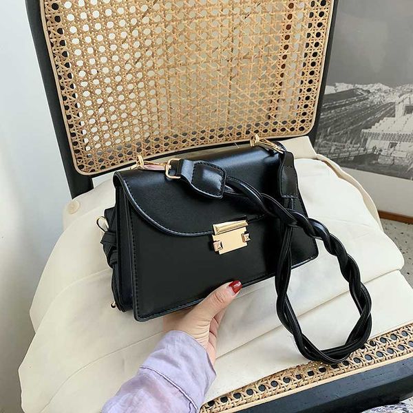 2020 new single shoulder messenger bag for women, three-dimensional trapezoid square bag, woven handlebar
2020 new single shoulder messenger bag for women, three-dimensional trapezoid square bag, woven handlebar