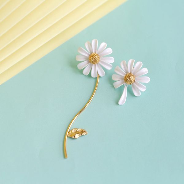 white daisy flower earrings asymmetric korean version of the jewelry flower big earrings female new 2020 fashion trend summer, Silver
white daisy flower earrings asymmetric korean version of the jewelry flower big earrings female new 2020 fashion trend summer, Silver