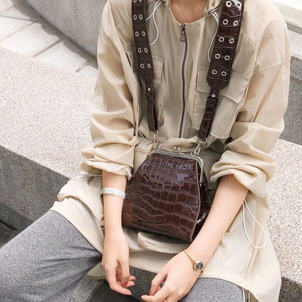 vintage crocodile pattern messenger women alligator shoulder crossbody bags designer croc pu leather women flap bags chic
vintage crocodile pattern messenger women alligator shoulder crossbody bags designer croc pu leather women flap bags chic