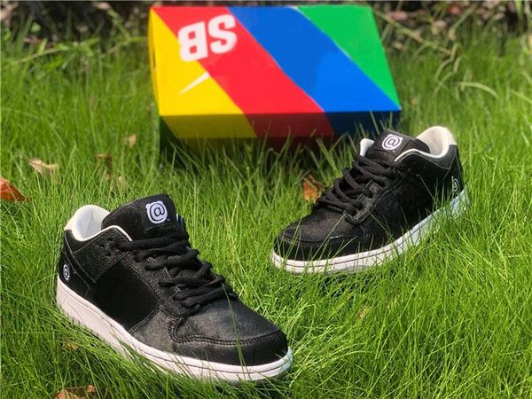 medicom toy x sb dunk low be@rbrick skate shoes black sail hairy upper running shoes men sports sneakers with box
medicom toy x sb dunk low be@rbrick skate shoes black sail hairy upper running shoes men sports sneakers with box