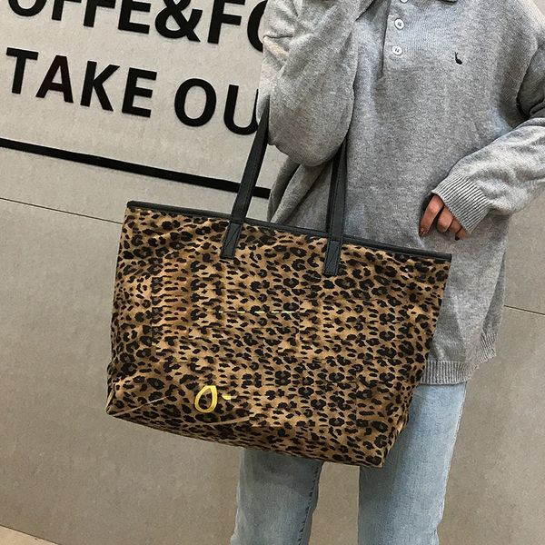 new women's fashion hand shopping hand leopard print hand large capacity one-shoulder tote bag leopard print shopping bag
new women's fashion hand shopping hand leopard print hand large capacity one-shoulder tote bag leopard print shopping bag