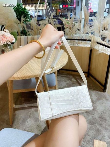 high end fashion women's cross arm handbag new fashion shopping bag with gift box
high end fashion women's cross arm handbag new fashion shopping bag with gift box