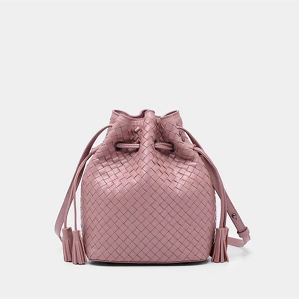 the single shoulder new pattern bucket bag genuine leather sheepskin women's the single shoulder bag cylindrical package
the single shoulder new pattern bucket bag genuine leather sheepskin women's the single shoulder bag cylindrical package
