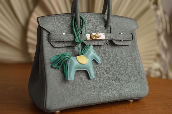 whosale fully handmade 30cm togo leather design purse, vert color,wax thread, have both gold and silver hardware,contact me for details
whosale fully handmade 30cm togo leather design purse, vert color,wax thread, have both gold and silver hardware,contact me for details