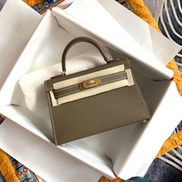 whosale handmade epsom leather design mini bag,19.5cm,etaupe color, wax thread, have both gold and silver hardware,contact me for details
whosale handmade epsom leather design mini bag,19.5cm,etaupe color, wax thread, have both gold and silver hardware,contact me for details