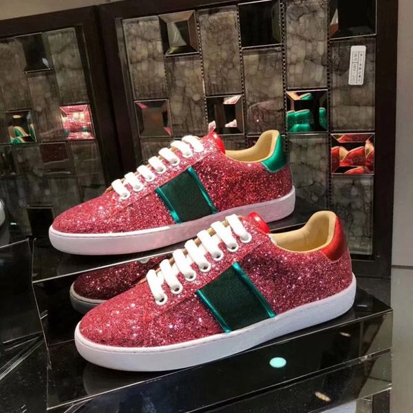 2020 men women casual shoes fashion sneakers lace-up shoes green red stripe black leather bee embroidered shoe sneaker size 35-45
2020 men women casual shoes fashion sneakers lace-up shoes green red stripe black leather bee embroidered shoe sneaker size 35-45