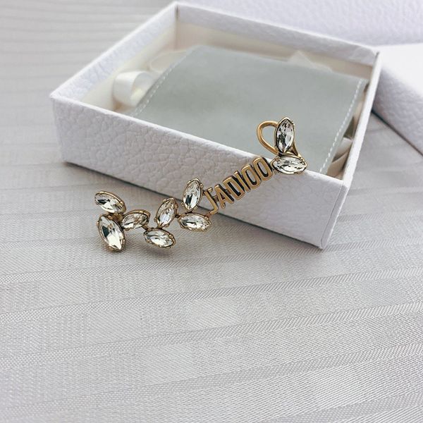 c1951 single side design high cold temperament wheatear stud fashion brass leaf inlaid cubic zirconia letter earrings, Golden;silver
c1951 single side design high cold temperament wheatear stud fashion brass leaf inlaid cubic zirconia letter earrings, Golden;silver