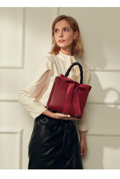 korean version of the new leather handbag messenger women's bag european and american fashion women's bag
korean version of the new leather handbag messenger women's bag european and american fashion women's bag