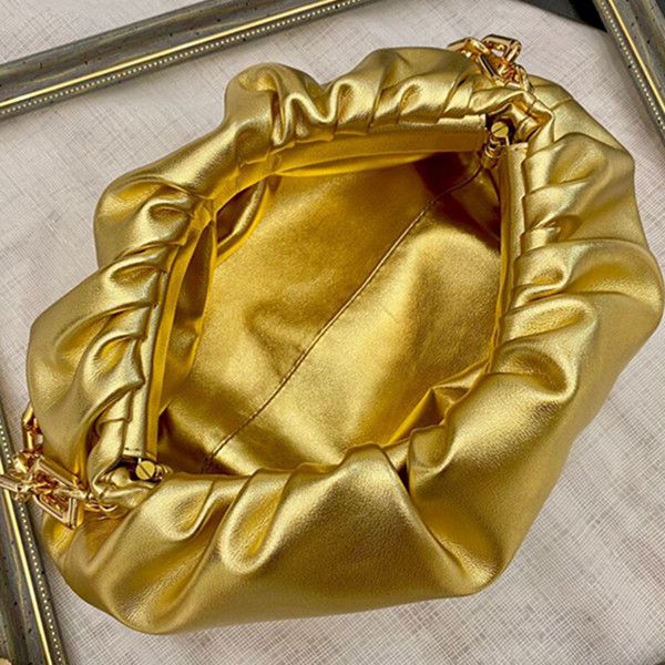 niche new fashion handbag fold versatile single bag women's cloud shoulder cross chain underarm bag design texture 2021 design bcneh, Red;black
niche new fashion handbag fold versatile single bag women's cloud shoulder cross chain underarm bag design texture 2021 design bcneh, Red;black