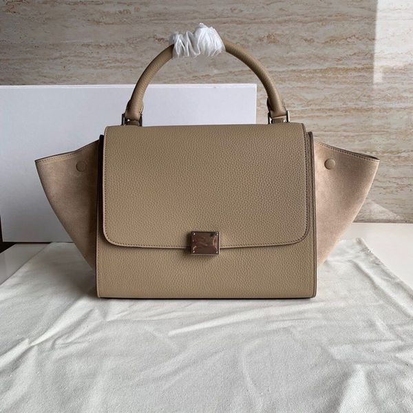 swing package apricot lychee grain, matching silver buckle, detachable shoulder strap, shoulder.the flap is closed for the zipper
swing package apricot lychee grain, matching silver buckle, detachable shoulder strap, shoulder.the flap is closed for the zipper