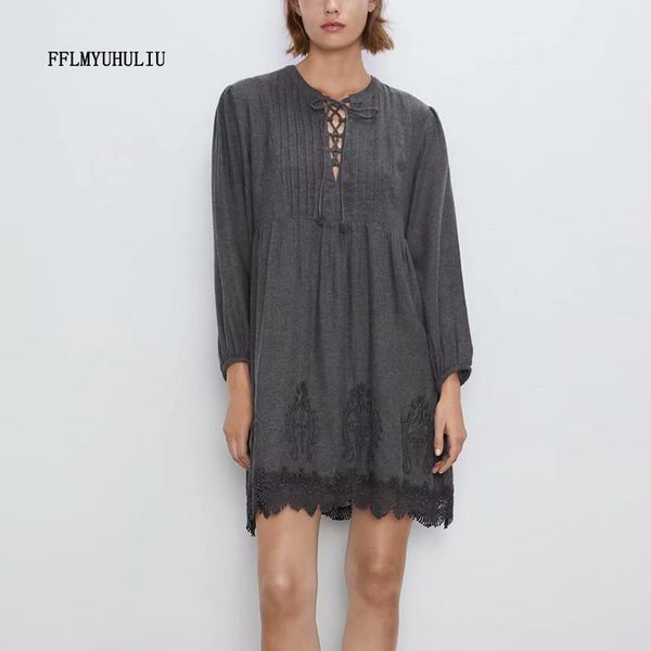 autumn new fashion ladies dress round neck embroidery lace stitching long-sleeved loose dress elegant casual, Black;gray
autumn new fashion ladies dress round neck embroidery lace stitching long-sleeved loose dress elegant casual, Black;gray
