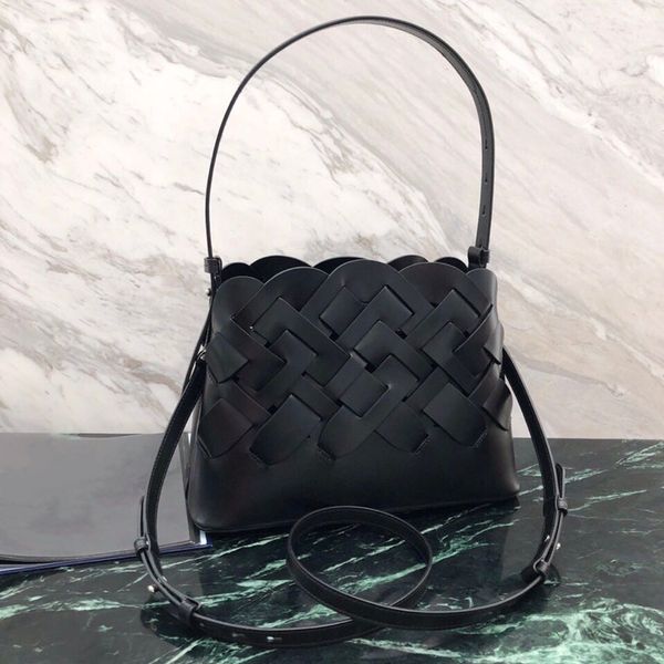 7a high-end custom quality suede lining leather portable adjustable leather straps with adjustable length
7a high-end custom quality suede lining leather portable adjustable leather straps with adjustable length