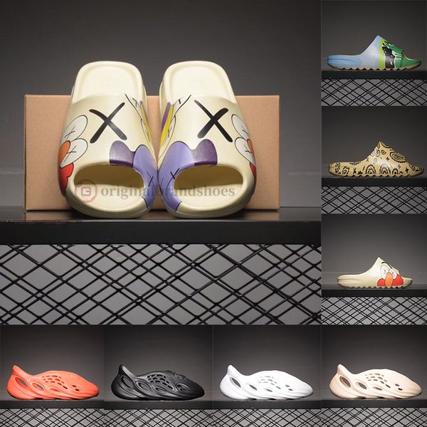 2020 luxe kanye west x graffiti cute fashion cartoon designer slides men women foam runner triple black resin slipper beach sandal pantoufle
2020 luxe kanye west x graffiti cute fashion cartoon designer slides men women foam runner triple black resin slipper beach sandal pantoufle
