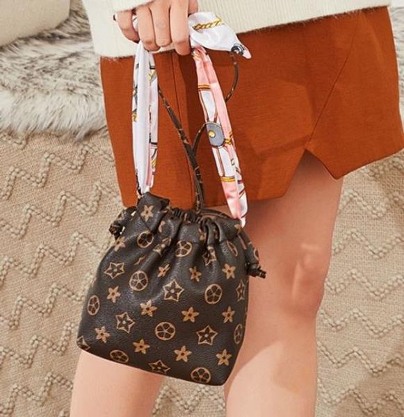 designer shoulder bag hand printed silk scarf ladies storage bag 2020 new bucket leather selling
designer shoulder bag hand printed silk scarf ladies storage bag 2020 new bucket leather selling