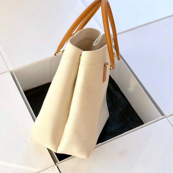 fashionable lady handbag high-end custom quality handbag classic business leisure fashion bag metal jewelry with long shoulder straps 741
fashionable lady handbag high-end custom quality handbag classic business leisure fashion bag metal jewelry with long shoulder straps 741