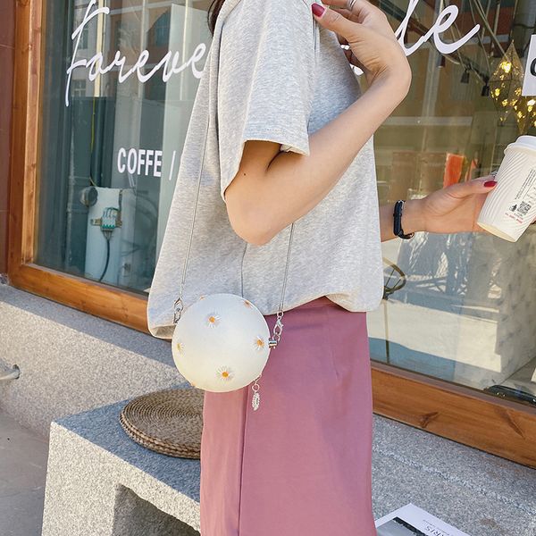 2020 new shoulder bag women's casual fashion korean version of the small fresh chain small daisy messenger round bag
2020 new shoulder bag women's casual fashion korean version of the small fresh chain small daisy messenger round bag
