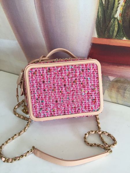 classic lady's handbag 7a high-end custom quality handbag fashion business casual style metal accessories with long shoulder strap122
classic lady's handbag 7a high-end custom quality handbag fashion business casual style metal accessories with long shoulder strap122