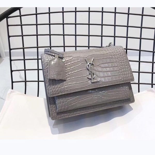 2020et designer luxury shoulder bag with original box, designer hand-made with high-quality materials for fast delivery within 10 days, Red;black
2020et designer luxury shoulder bag with original box, designer hand-made with high-quality materials for fast delivery within 10 days, Red;black