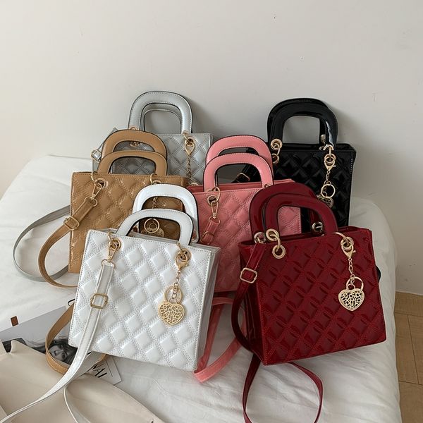 qhobd summer new pu dai fei hand shoulder solid color patent leather single shoulder diagonal bag embroidered wire plaid hand bag small frag
qhobd summer new pu dai fei hand shoulder solid color patent leather single shoulder diagonal bag embroidered wire plaid hand bag small frag