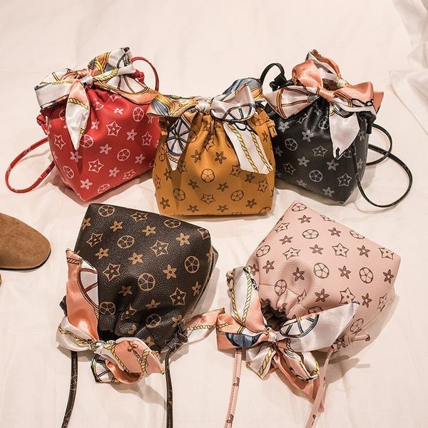 bucket women's 2020 new silk scarf women's pu hand printing single hand shoulder bag shoulder diagonal small bag
bucket women's 2020 new silk scarf women's pu hand printing single hand shoulder bag shoulder diagonal small bag