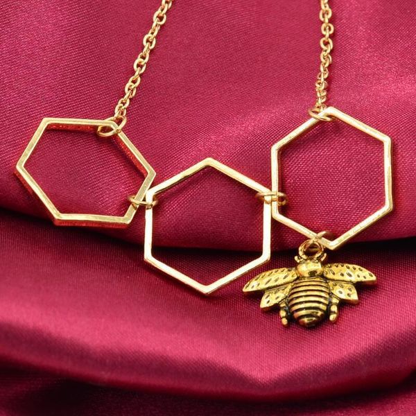 европейские и американские моды ожерелье ювелирных изделий тусклый цвет золота honeycomb bee подвески полые для женщин nice подарков, Silver
европейские и американские моды ожерелье ювелирных изделий тусклый цвет золота honeycomb bee подвески полые для женщин nice подарков, Silver