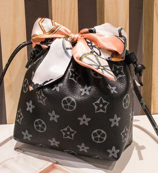 designer shoulder bag hand printed silk scarf ladies storage bag 2020 new bucket leather ing 
designer shoulder bag hand printed silk scarf ladies storage bag 2020 new bucket leather ing