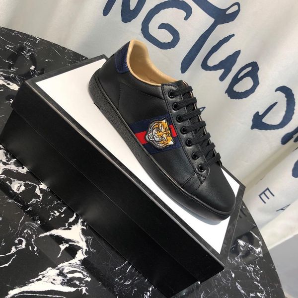 2020-2019a luxury designer classic tide men and women casual shoes couple shoes fashion wild sports shoes, size: 35-46
2020-2019a luxury designer classic tide men and women casual shoes couple shoes fashion wild sports shoes, size: 35-46