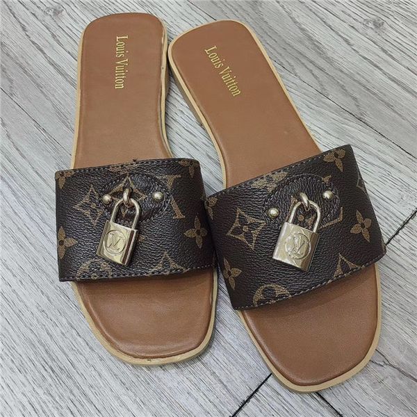 designer metal lock style slippers check printing flip flops for men women leather flat heel ladies l̴v louìs vuìtton sliders sandals 2, White
designer metal lock style slippers check printing flip flops for men women leather flat heel ladies l̴v louìs vuìtton sliders sandals 2, White