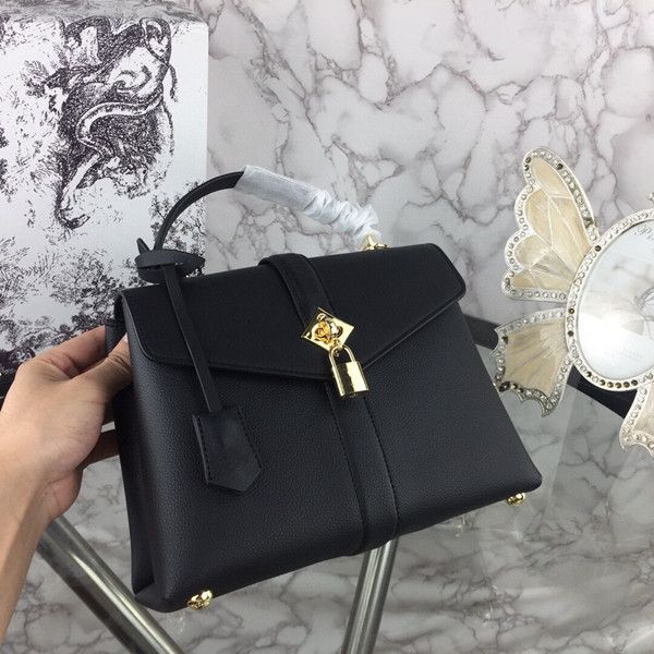 2020 new women's fashion simple portable large capacity padlock crossbar shoulder bag bag casual fashion small square bag
2020 new women's fashion simple portable large capacity padlock crossbar shoulder bag bag casual fashion small square bag