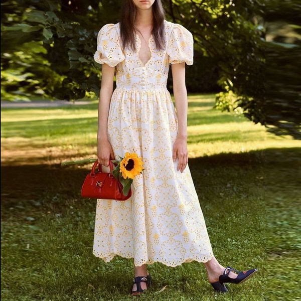 2020 new summer women cotton floral embroidery women dress 2020 v-neck puff sleeve midi female party dress, Black;gray
2020 new summer women cotton floral embroidery women dress 2020 v-neck puff sleeve midi female party dress, Black;gray