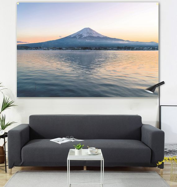 the lake and snow mountain are decorated with paintings and flags. the living room is decorated with 600d4 buttons of 100 * 150cm
the lake and snow mountain are decorated with paintings and flags. the living room is decorated with 600d4 buttons of 100 * 150cm