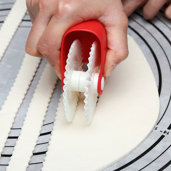 pasta cutting knife wave dough cutter twist pasta cutting wheel bead wheel manual pasta roller knife kitchen baking pastry tool
pasta cutting knife wave dough cutter twist pasta cutting wheel bead wheel manual pasta roller knife kitchen baking pastry tool