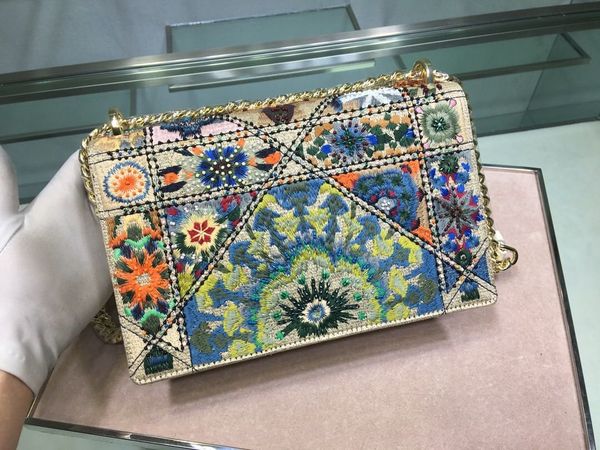 the new lady's embroidered colored tube bag is all hand-stitched and embroidered in light gold metal accessories with detachable chain
the new lady's embroidered colored tube bag is all hand-stitched and embroidered in light gold metal accessories with detachable chain